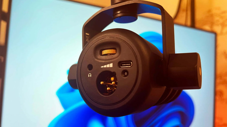 Задня панель мікрофона RODE PodMic USB із золотистим коліщатком гучності, роз'ємом навушників 3.5 мм, портом USB-C та гніздом XLR