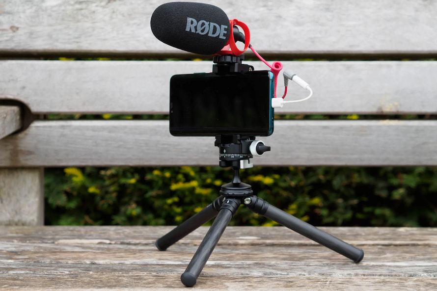 Мобільний сетап на міні-штативі зі смартфоном і мікрофоном RODE VideoMicro II у поролоновому вітрозахисті на вулиці