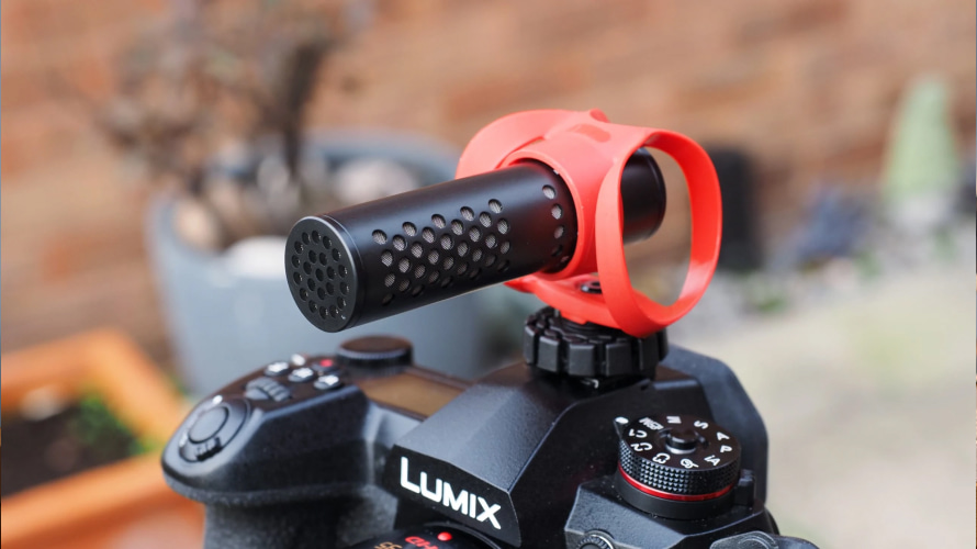 Накамерний мікрофон-пушка RODE VideoMicro II у червоному вібропідвісі HELIX на гарячому башмаку фотокамери Panasonic Lumix