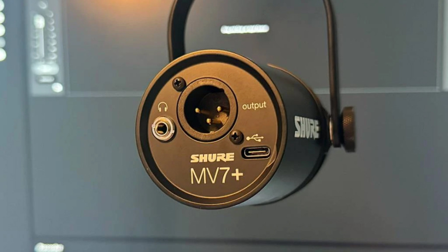 Задня панель мікрофона Shure MV7+ з позолоченим виходом на навушники 3.5 мм, роз'ємом XLR, портом USB-C та написом SHURE MV7+