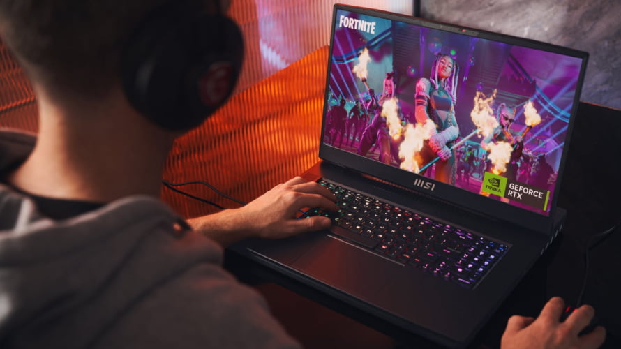 Чоловік за ноутбуком грає у Fortnite